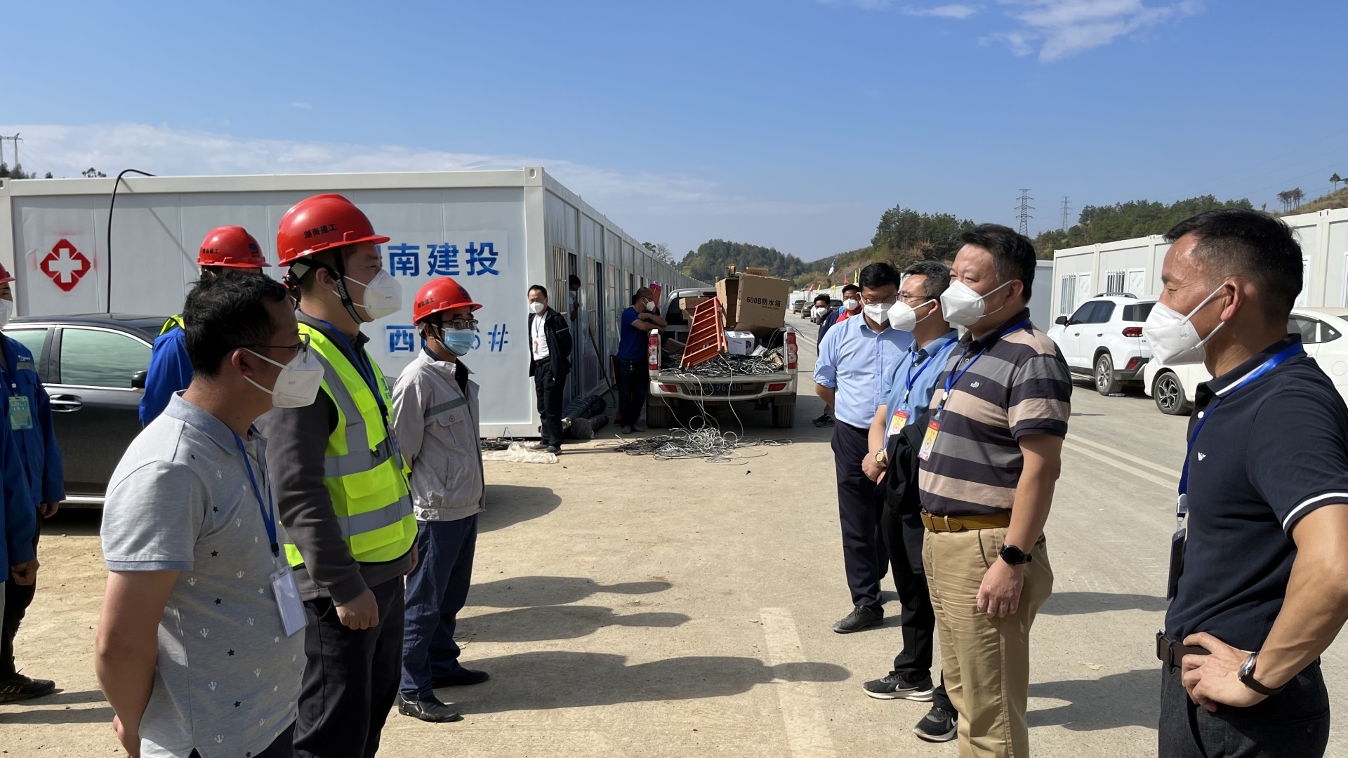 Phó tổng giám đốc Tập đoàn Chen Hao thăm hỏi đội ngũ hỗ trợ xây dựng bệnh viện dã chiến ở Tương Dương